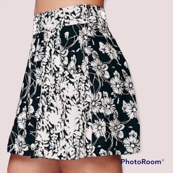 4 for $40 SALE! Free People Sheila Floral Print Shorts, Black/Blush, Size 10 - Picture 2 of 11